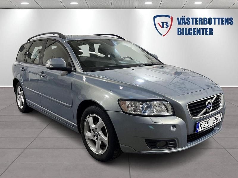 Ljusblå (blå) Begagnad 2011 Volvo V50 Momentum Kombi | 46 000 kr (Marknadspris) - Bild 1/4