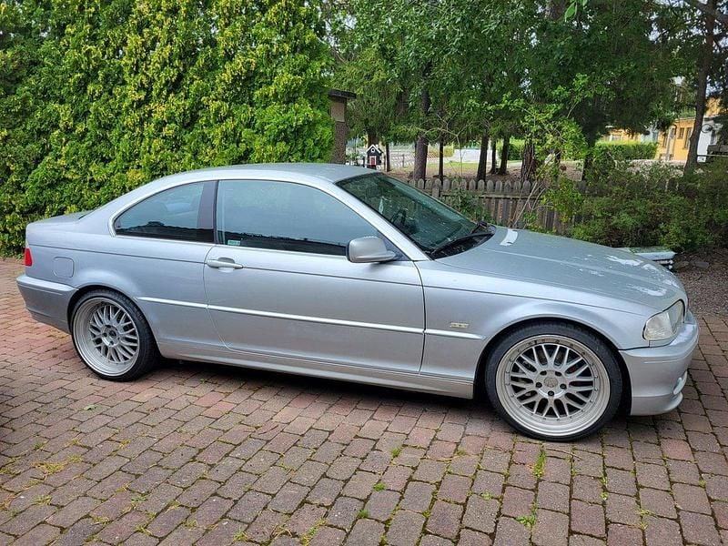 Grå Begagnad 2002 BMW 320 Sportkupé | 53 000 kr (Lite dyr) - Bild 1/3