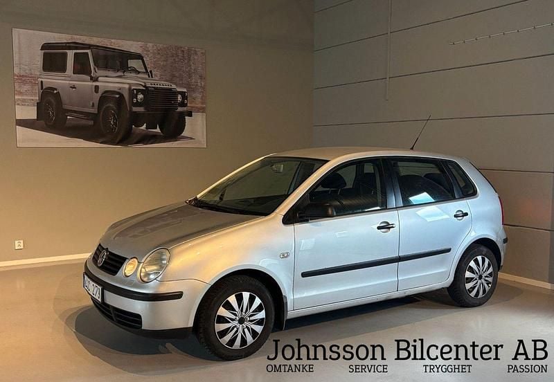 Silver Begagnad 2004 VW Polo Halvkombi | 29 900 kr (Marknadspris) - Bild 1/4