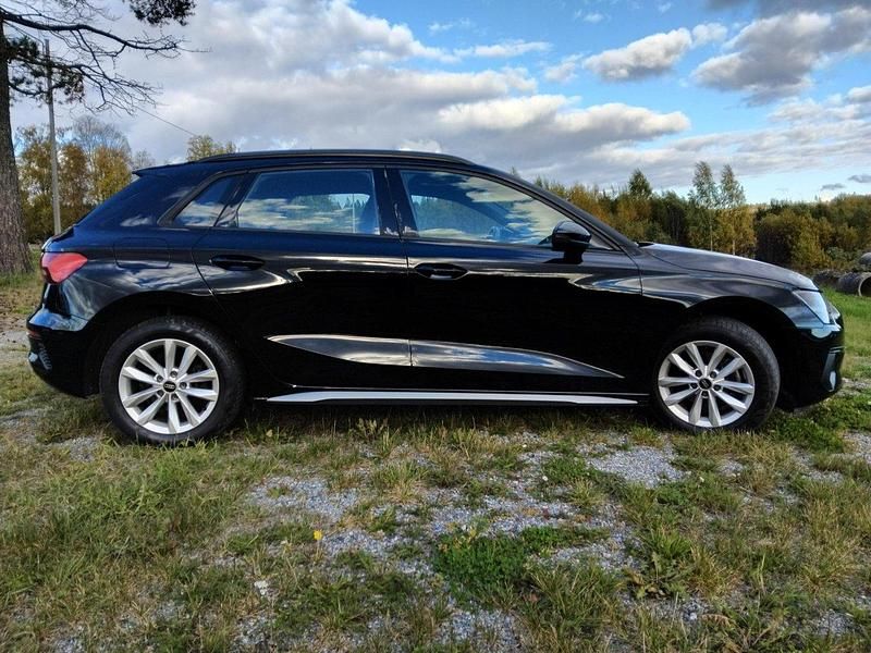 Svart Begagnad 2022 Audi A3 Sportback Comfort Halvkombi | 229 000 kr (Marknadspris) - Bild 1/4