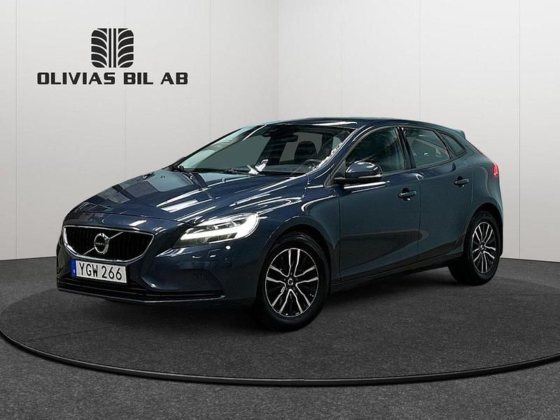 Mörkblå (blå) Begagnad 2017 Volvo V40 Momentum Kombi | 144 400 kr (Marknadspris) - Bild 1/4