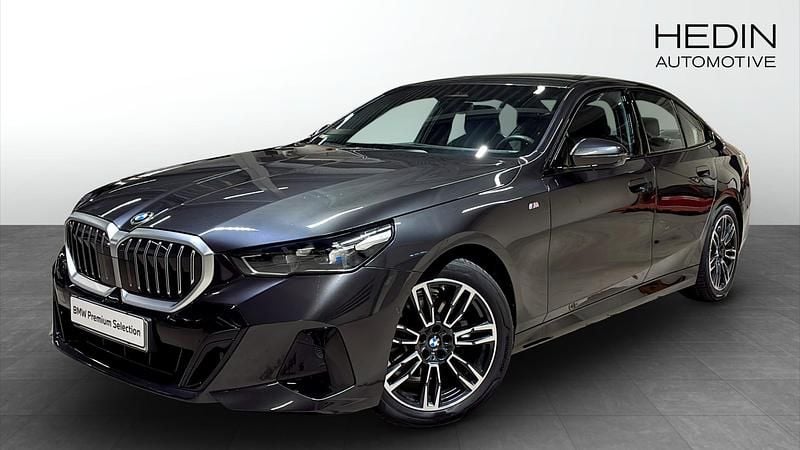 Begagnad 2025 BMW 520 M Sport Sedan | 548 700 kr (Superpris) - Bild 1/4