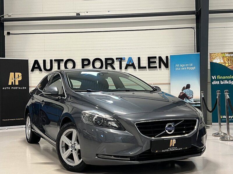 Grå Begagnad 2013 Volvo V40 Momentum Kombi | 99 900 kr (Marknadspris) - Bild 1/4