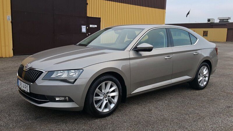 Ljusbrun Begagnad 2016 Skoda Superb Ambition Halvkombi | 185 000 kr (Dyr) - Bild 1/4