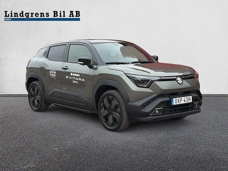 Grön metallic/ svart Ny 2025 Suzuki Vitara SUV | 498 800 kr - Bild 1/4