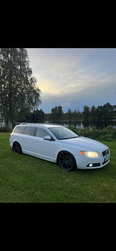 Vit Begagnad 2011 Volvo V70 Summum Kombi | 42 000 kr (Lite dyr) - Bild 1/4
