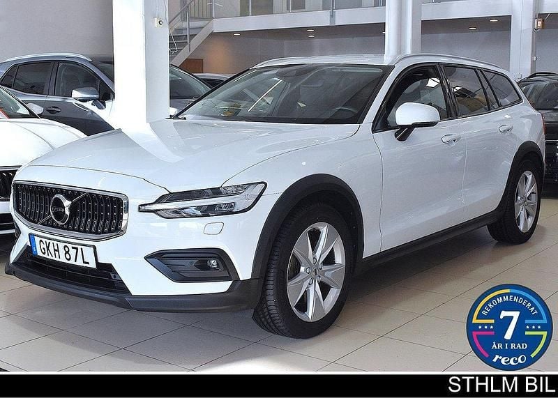 Vit Begagnad 2021 Volvo V60 CC Momentum Kombi | 349 000 kr (Marknadspris) - Bild 1/4