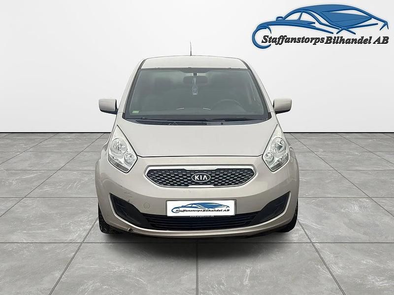 Begagnad Kia Venga EX 90 HK (66 kW) 2011 Silver Halvkombi
