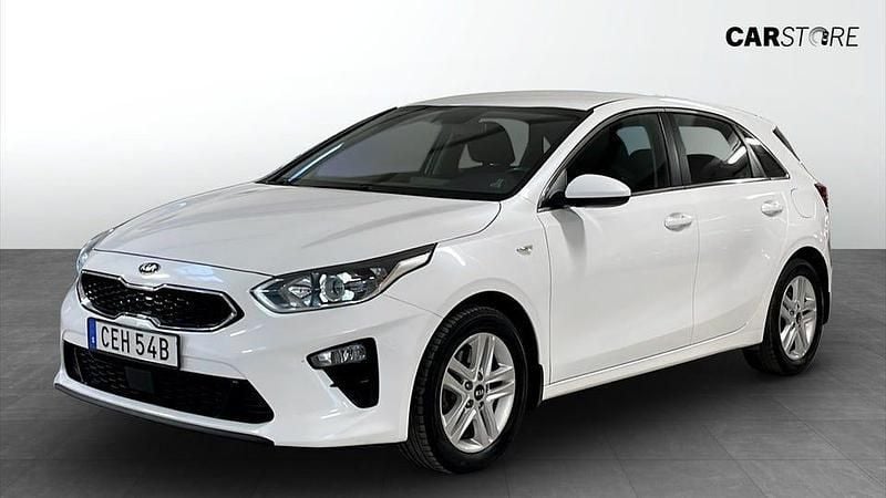 Vit Begagnad 2020 Kia Ceed Halvkombi | 129 900 kr (Bra pris) - Bild 1/4