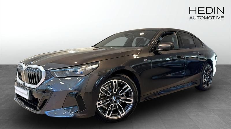 Grå (grey) Begagnad 2025 BMW 520 M Sport Sedan | 558 700 kr (Bra pris) - Bild 1/4