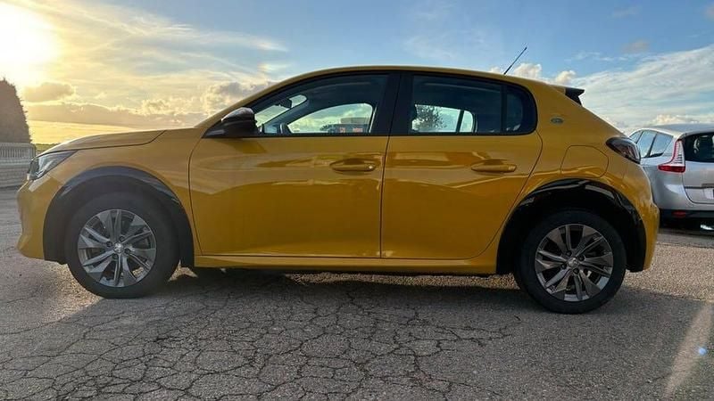 Gul Begagnad 2022 Peugeot e-208 Halvkombi | 194 900 kr (Marknadspris) - Bild 1/4