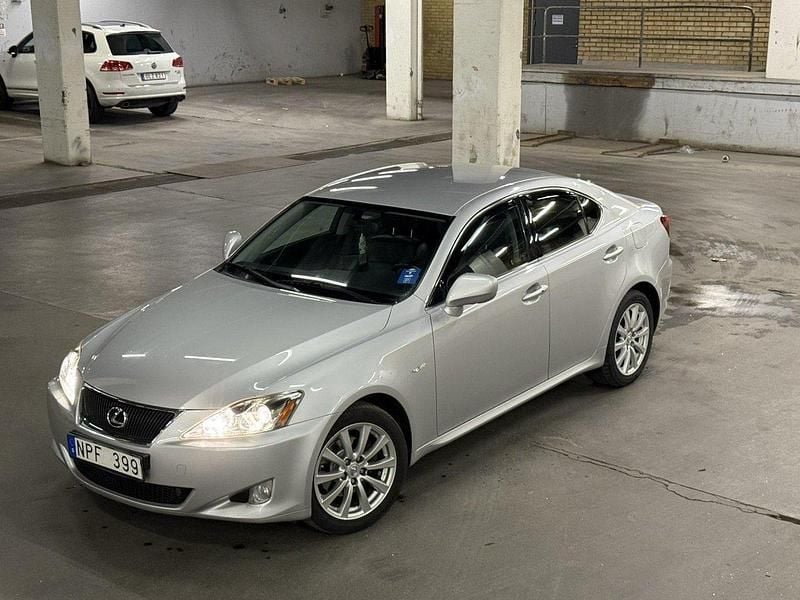 Silver Begagnad 2008 Lexus IS220d Sedan | 48 500 kr - Bild 1/4