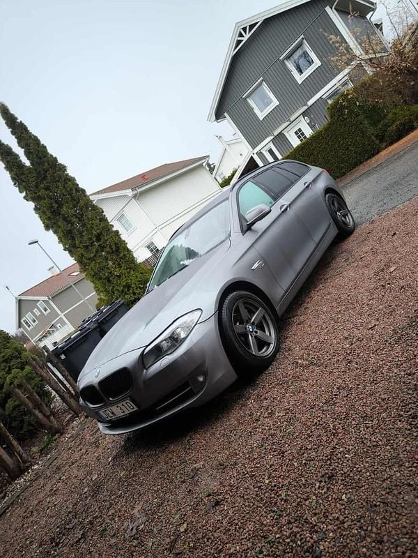 Silver/grå Begagnad 2011 BMW 530 Kombi | 84 900 kr (Bra pris) - Bild 1/4