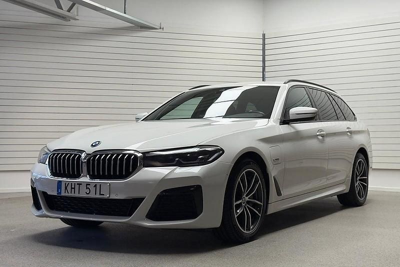 Vit (alpinvit) Begagnad 2022 BMW 530e M Sport Kombi | 368 000 kr (Marknadspris) - Bild 1/4