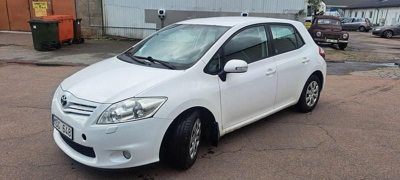 Vit Begagnad 2011 Toyota Auris Plus Halvkombi | 41 500 kr (Marknadspris) - Bild 1/4