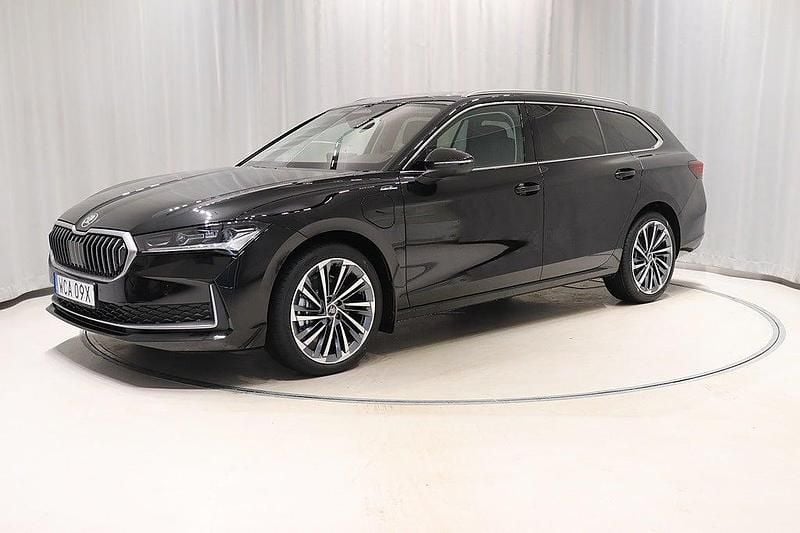 Ebony black metallic Begagnad 2025 Skoda Superb LAURIN & KLEMENT Kombi | 444 900 kr (Dyr) - Bild 1/4