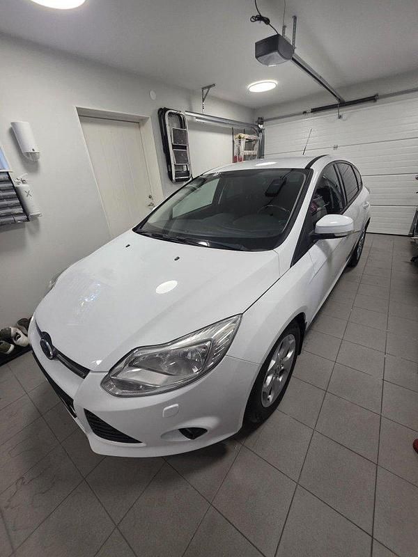 Vit Begagnad 2012 Ford Focus Trend Halvkombi | 52 000 kr (Marknadspris) - Bild 1/4
