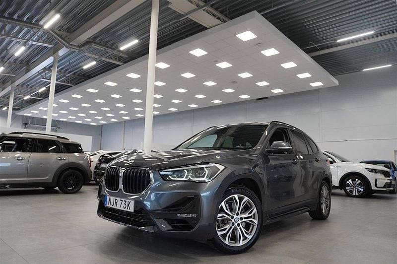 Grå Begagnad 2021 BMW X1 Sport Line SUV | 269 900 kr (Bra pris) - Bild 1/4