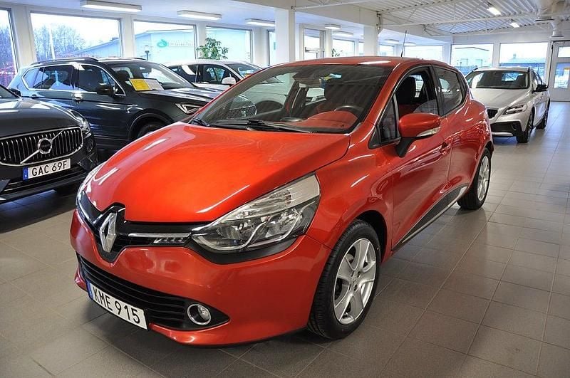 Begagnad Renault Clio IV Dynamique 90 HK (66 kW) 2014 Rödmetallic Halvkombi