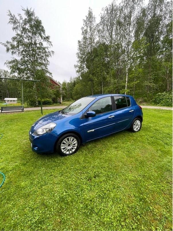 Blå Begagnad 2010 Renault Clio R.S. Halvkombi | 26 500 kr (Marknadspris) - Bild 1/4