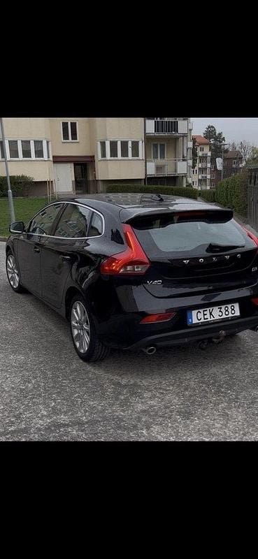 Svart Begagnad 2014 Volvo V40 Momentum Kombi | 120 000 kr (Marknadspris) - Bild 1/4