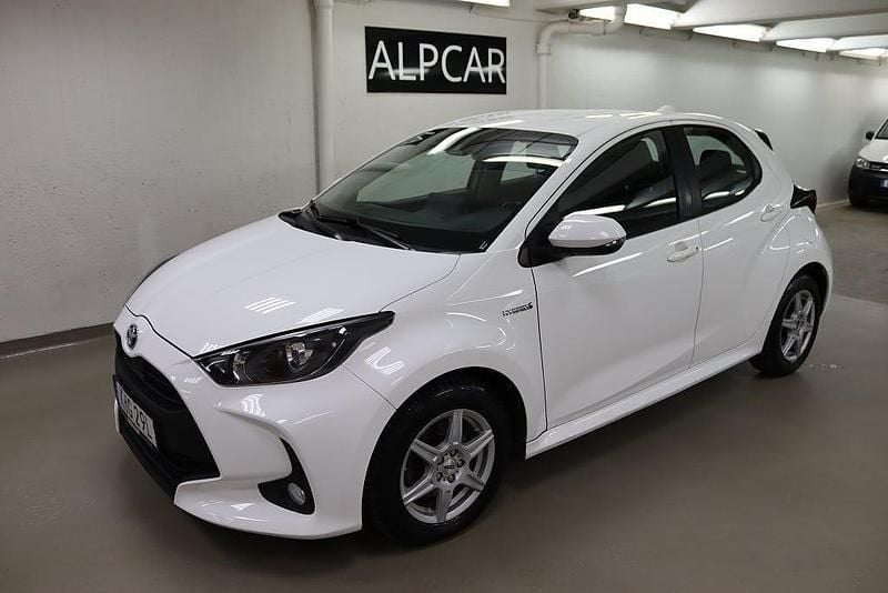 Begagnad Toyota Yaris Hybrid Active 116 HK (85 kW) 2021 Vit Halvkombi