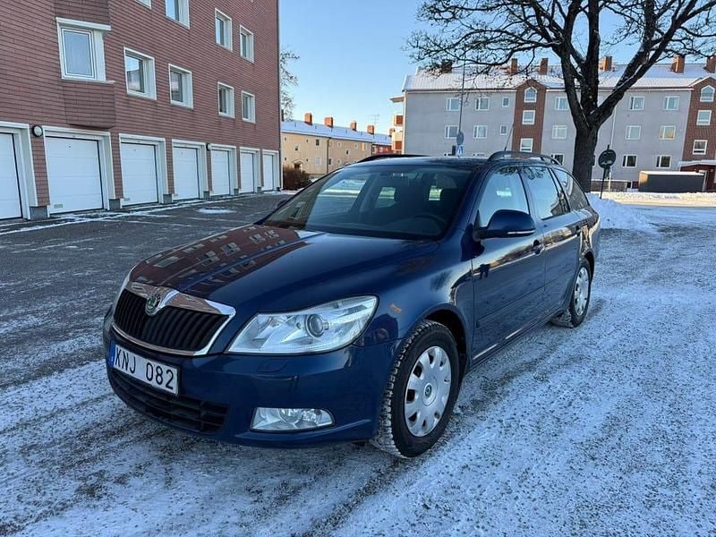 Blå Begagnad 2010 Skoda Octavia Kombi | 44 000 kr (Marknadspris) - Bild 1/4