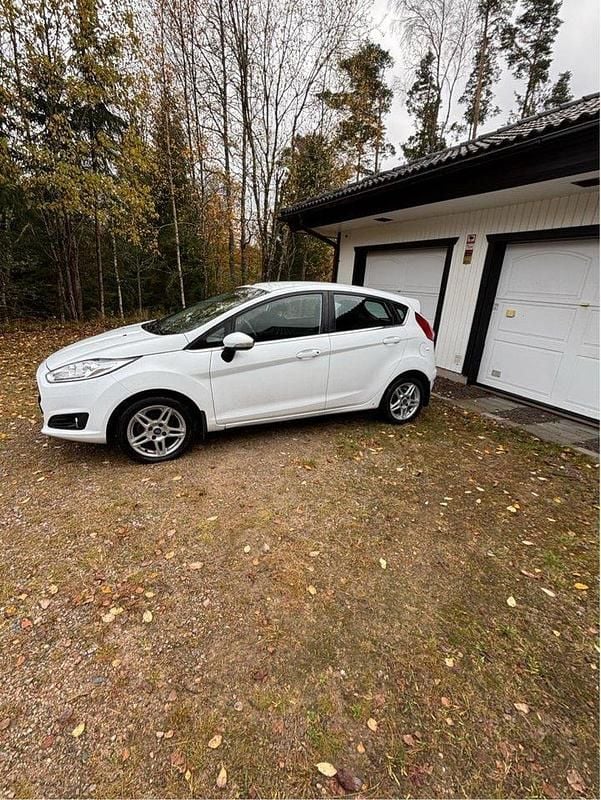 Vit Begagnad 2013 Ford Fiesta Titanium Halvkombi | 34 900 kr (Bra pris) - Bild 1/4
