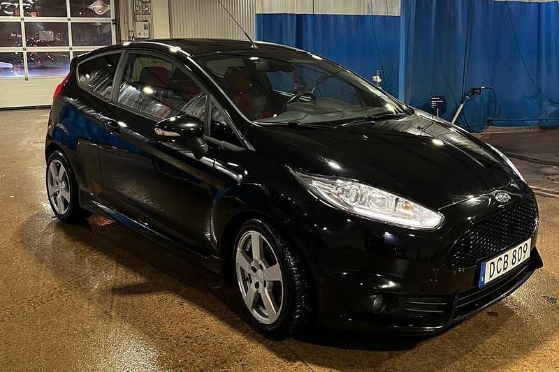 Svart Begagnad 2017 Ford Fiesta ST Halvkombi | 109 000 kr - Bild 1/4
