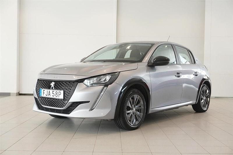 Grå Begagnad 2022 Peugeot e-208 Active Halvkombi | 179 800 kr (Marknadspris) - Bild 1/4