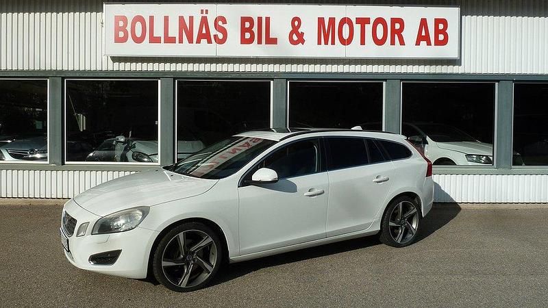 Vit Begagnad 2012 Volvo V60 Momentum Kombi | 133 000 kr (Marknadspris) - Bild 1/4