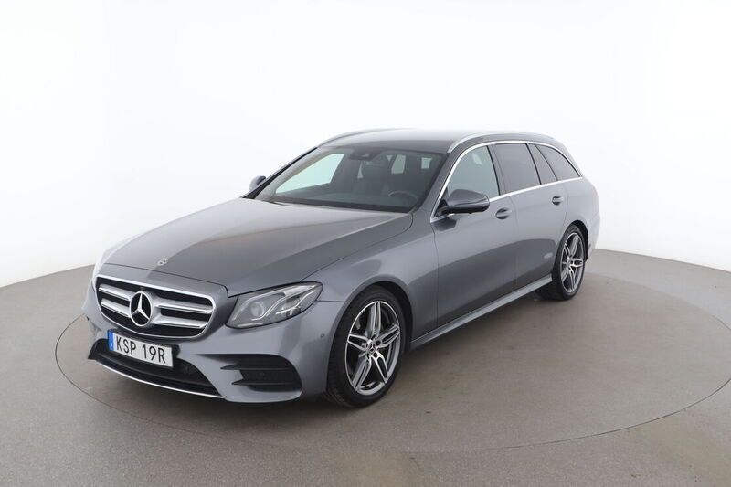 Grå Begagnad 2019 Mercedes E220 AMG line Kombi | 293 000 kr (Bra pris) - Bild 1/4
