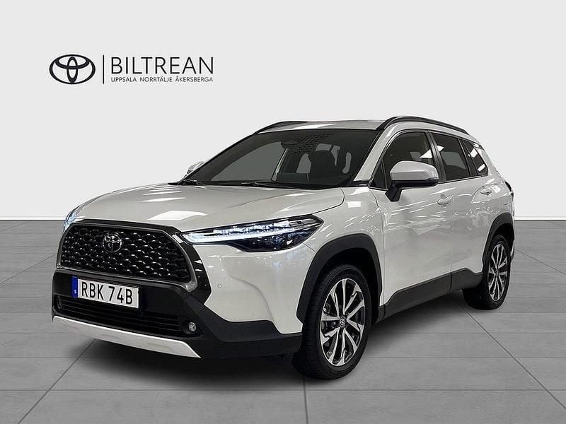 Vit Ny 2024 Toyota Corolla Cross Style SUV | 410 000 kr (Marknadspris) - Bild 1/4