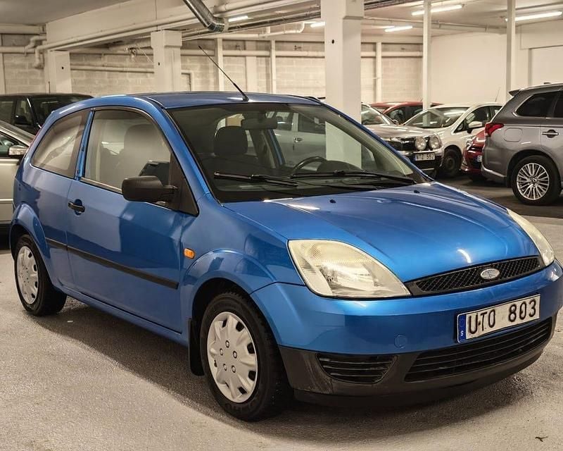 Begagnad Ford Fiesta 69 HK (50 kW) 2004 Blå Halvkombi