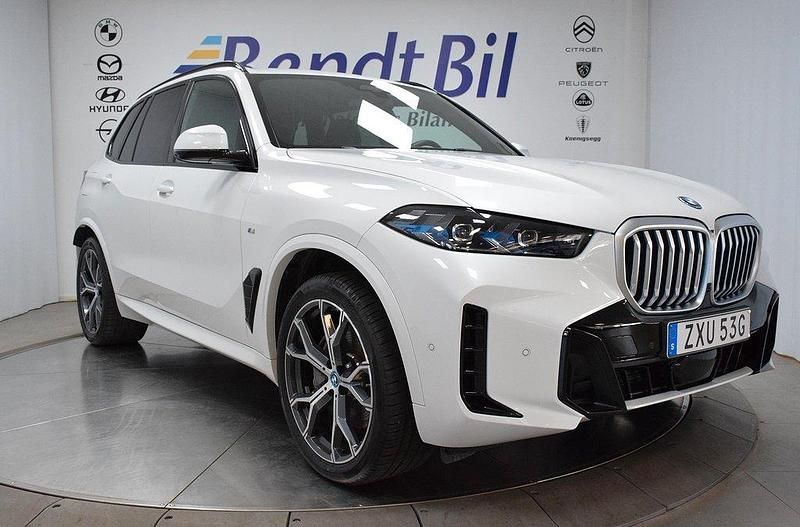 Vit Begagnad 2025 BMW X5 Comfort Edition SUV | 979 500 kr - Bild 1/3