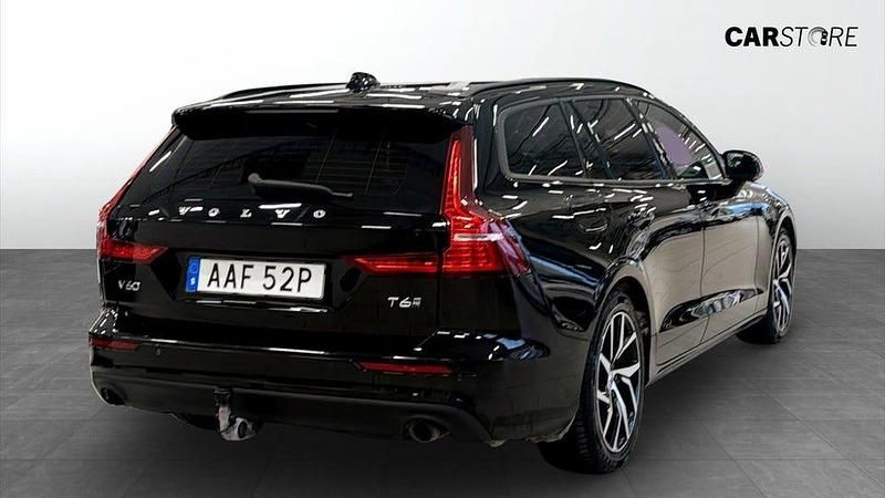 Begagnad Volvo V60 Momentum 253 HK (186 kW) 2020 Svart Kombi