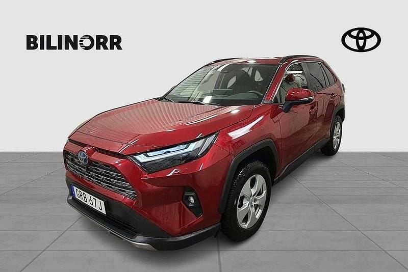 Röd Begagnad 2024 Toyota RAV4 Hybrid Executive SUV | 484 900 kr (Marknadspris) - Bild 1/4