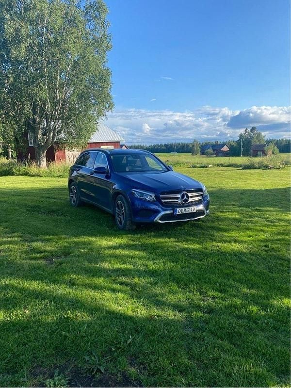 Blå Begagnad 2018 Mercedes GLC220 SUV | 220 000 kr (Superpris) - Bild 1/4