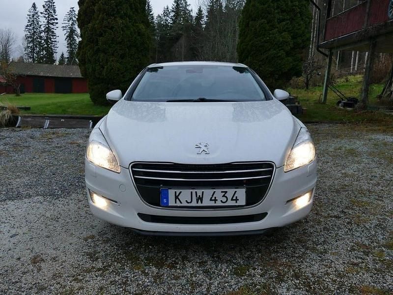 Pärlemor vit Begagnad 2012 Peugeot 508 Sedan | 55 000 kr (Marknadspris) - Bild 1/4