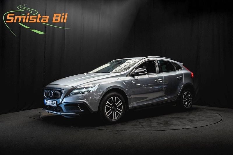 Grå Begagnad 2017 Volvo V40 CC Plus Kombi | 164 800 kr (Marknadspris) - Bild 1/3