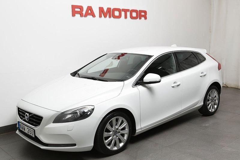 Vit Begagnad 2013 Volvo V40 Summum Kombi | 148 900 kr (Marknadspris) - Bild 1/3