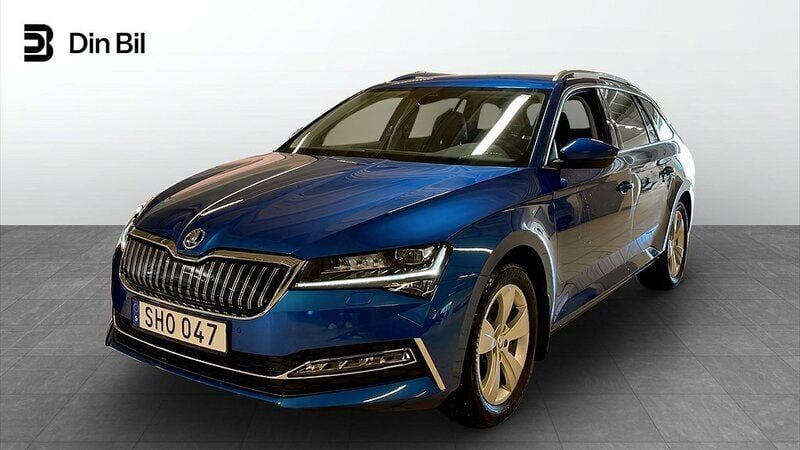 Blå (race blue metallic) Begagnad 2024 Skoda Superb Style Kombi | 399 500 kr (Marknadspris) - Bild 1/4