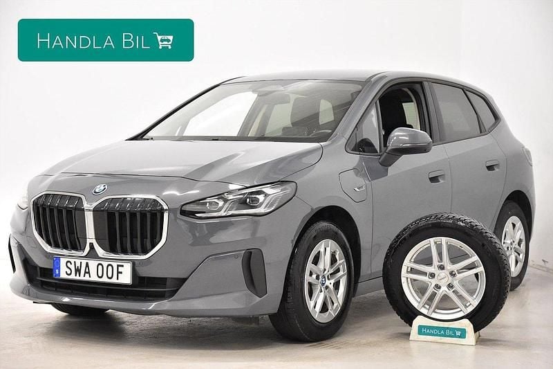 Grå Begagnad 2022 BMW 225 Active Tourer Minibuss | 319 900 kr (Marknadspris) - Bild 1/4