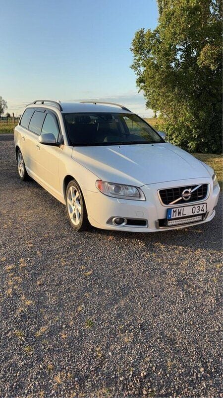 Vit Begagnad 2013 Volvo V70 R-Design Kombi | 91 000 kr (Marknadspris) - Bild 1/4