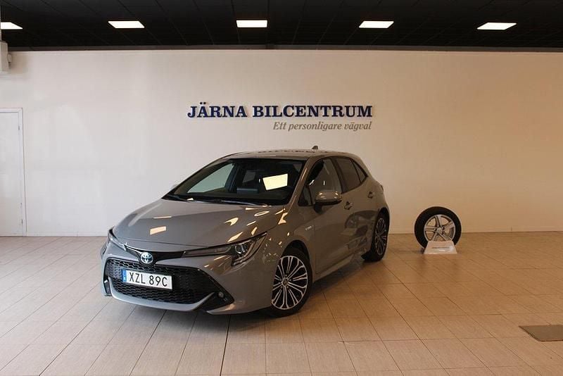 Grå Begagnad 2019 Toyota Corolla Hybrid Style Halvkombi | 174 900 kr (Bra pris) - Bild 1/4