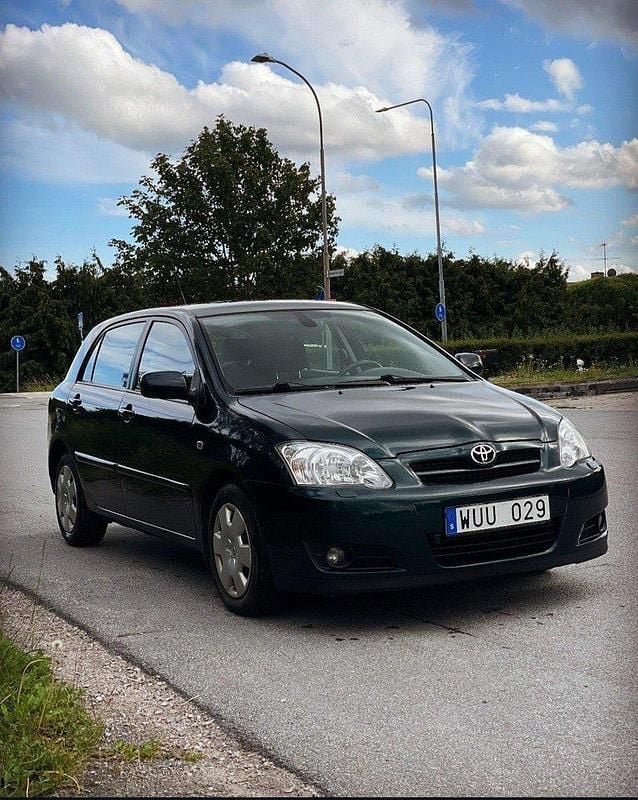 Grön Begagnad 2005 Toyota Corolla Halvkombi | 56 000 kr (Marknadspris) - Bild 1/4