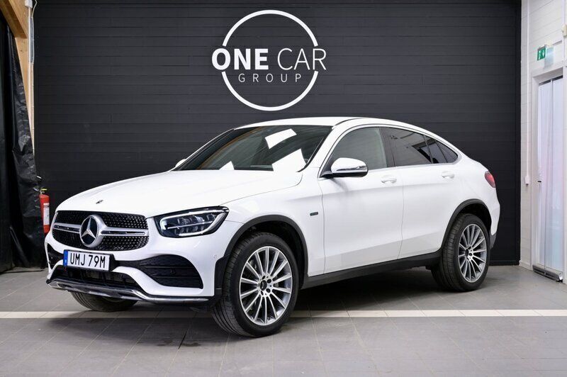 Vit Begagnad 2021 Mercedes GLC300e AMG line Sportkupé | 469 800 kr - Bild 1/4