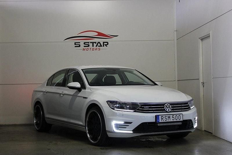 Vit Begagnad 2018 VW Passat GTE Sedan | 154 900 kr (Bra pris) - Bild 1/4