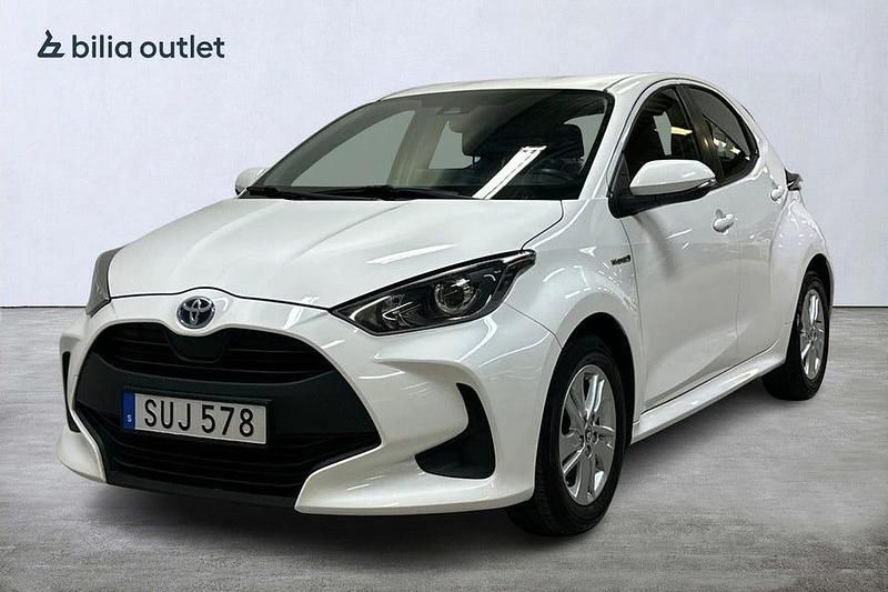 Vit Begagnad 2021 Toyota Yaris Hybrid Active Halvkombi | 159 900 kr (Marknadspris) - Bild 1/3