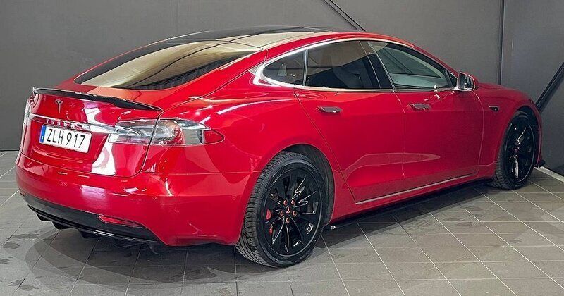 Begagnad Tesla Model S 567 kW (772 HK) 2018 Röd Halvkombi